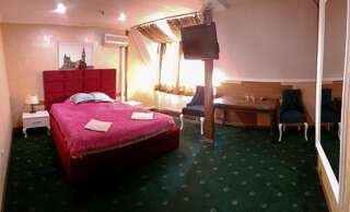 Отель Leoton Hotel Черновцы Улучшенный двухместный номер с 1 кроватью-2